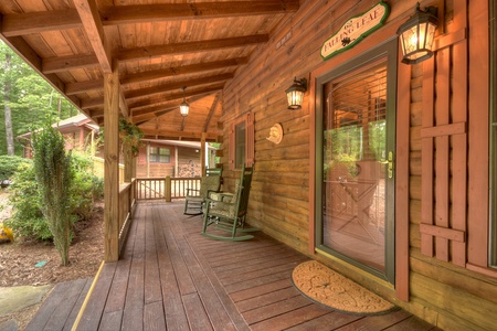 Falling Leaf- Front porch cabin door access and outdoor rocking chairs