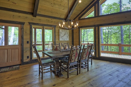 Vista Rustica- Dining room area with table and chairs