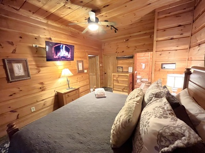 Mountaintown Creek Lodge - Lower Level Guest King Bedroom