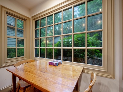 Gleesome Inn- Main living room nook with table and chair seating