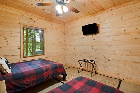 BeauJax Cabin - Lower Level Guest Bedroom