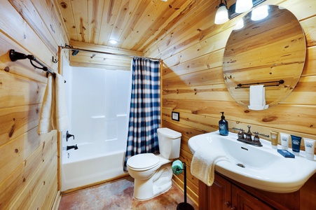 Storybook Hideaway: Lower-level Shared Bathroom