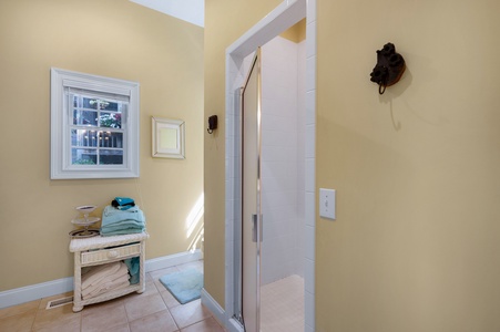 Lakeview Lounge - Entry Level Bedroom Jack and Jill Bathroom