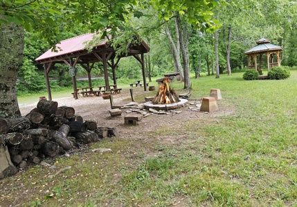 Hidden Creek Cabin: Toccoa River Pavilion Park Grounds