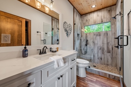 Rich Mountain Chateau Entry Level Guest Bathroom