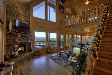 Bearcat Lodge - Entry level living room area with loft access