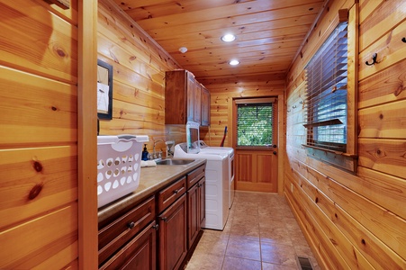 Moonlight Lodge - Entry Level Laundry Room