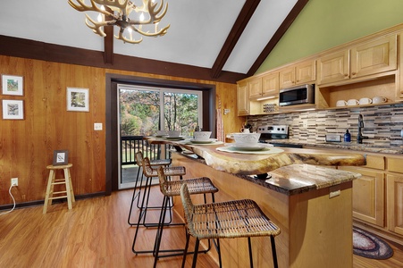 Chickadee's Lake Lookout - Fully Equipped Kitchen