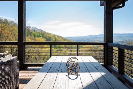 Mountain Air - Entry Level Deck Dining Area