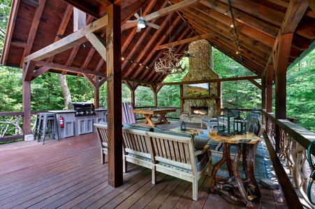 Bentley's Retreat - Back Deck Entertainment Area