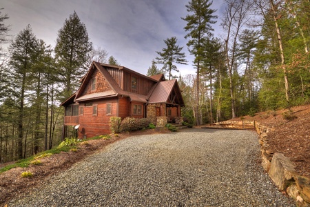 Reel Creek Lodge- Driveway perspective leading up to the cabin