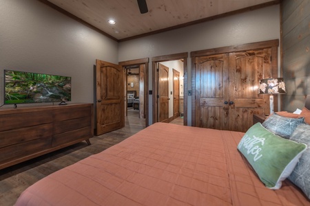 Southern Star- King bedroom suite with private bathroom