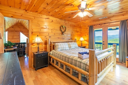 Hawks Hideaway - Upper Level Master King Bedroom