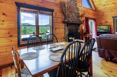 Papa Bear's Den - Dining Area