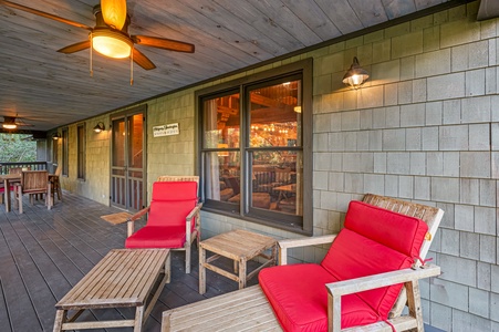 Cartacay River Retreat - Covered Back Porch Sitting Area Overlooking Cartacay River