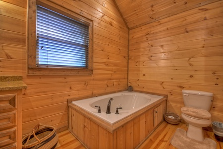 Luxury At The Settlement- Master bathroom soaker tub