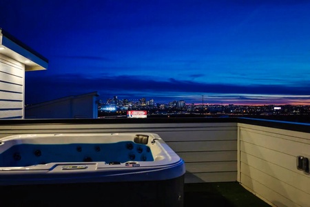 Hot Tub on Rooftop w Downtown views!