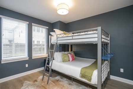 Bedroom 2 - 2 Bunk Queen Bed ( Sleeps 4 )