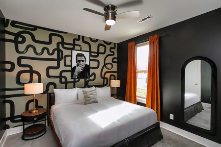 Folsom Suite: 1 king bed with en suite bathroom and beauty bar