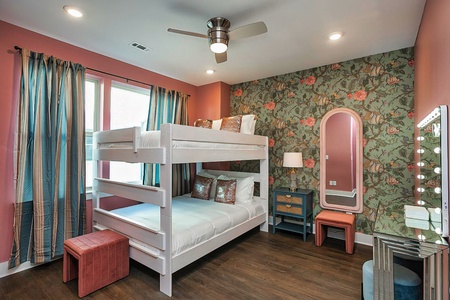 Coat of Many Colors Corner: 2 queen beds with en suite bathroom and beauty bar
