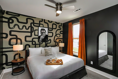 Folsom Suite: 1 king bed with en suite bathroom and beauty bar