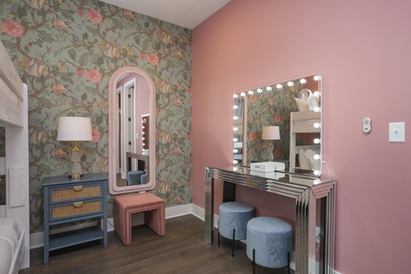 Coat of Many Colors Corner: 2 queen beds with en suite bathroom and beauty bar