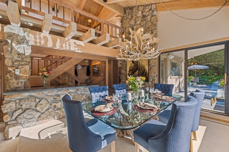Dining area that seats 10