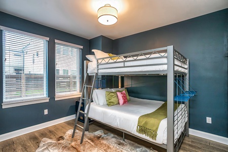 Bedroom 2 - 2 Bunk Queen Bed ( Sleeps 4 )