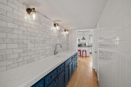 Large wet bar area between kitchen and living room