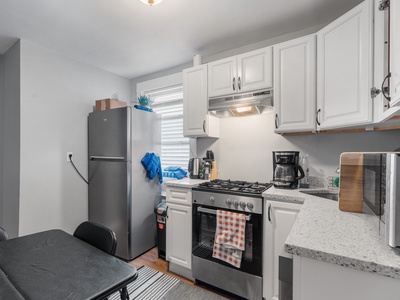 Kitchen with complete amenities