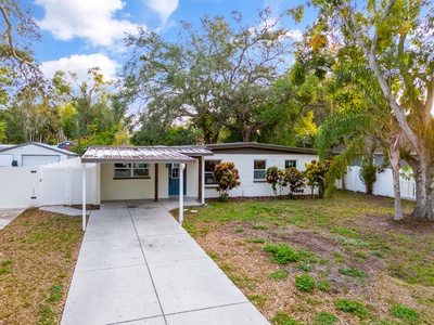 Tampa: Modern 3BD/2BA Home