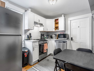 Kitchen with complete amenities