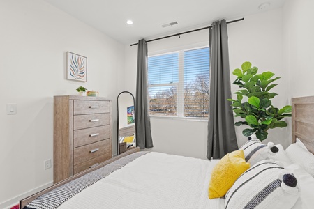 Vibrant Minimalist with En-suite bath Bedroom