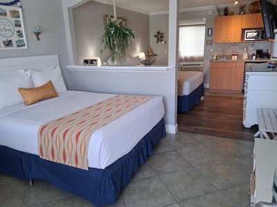 2 Queen Beds - Unit Entrance