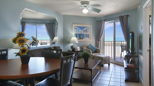 Living Area - Beach View Surf Room 503