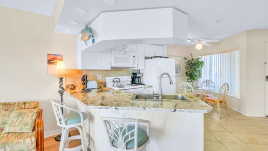 Sunset Resort 302 Kitchen & Dining Area