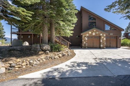 Front of house: Lakeview Mountaintop Chateau