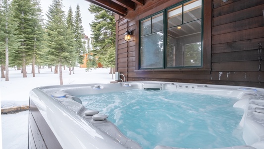 Exclusive Mountaintop Estate hot tub.
