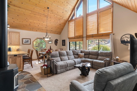 Family Room: Pinecone Lodge with Private Hot tub