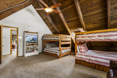 The bunk bed room with two bunk beds : Tahoe Blue Heaven in Kings Beach