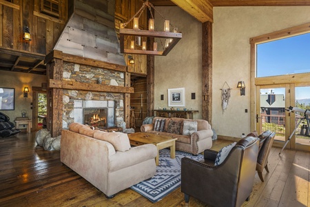 Lounge area with gas fireplace: Lakeview Mountaintop Chateau