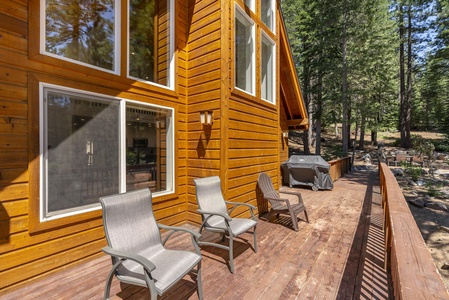 Front patio: Stony Creek Secluded Lodge