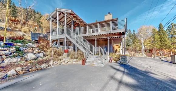 Side view of this rental and its second floor deck: Eagle's Nest Lodge