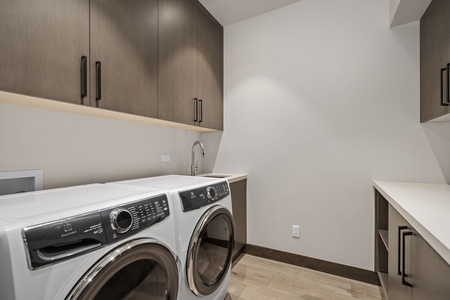 Alpine Greenside Estate Laundry Room