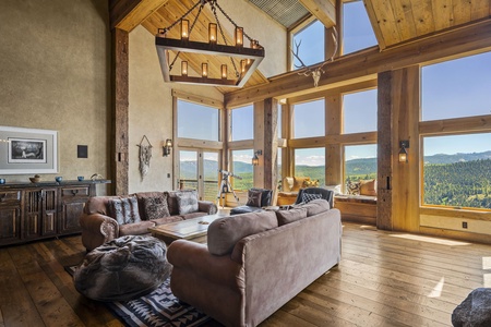 Lounge area: Lakeview Mountaintop Chateau