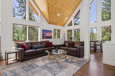 Living room: Stony Creek Secluded Lodge