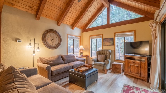 Family Living Room with Smart TV: Tahoe Donner Vacation Lodge