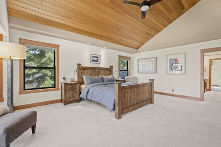 Master bedroom: Hilltop Manor in Tahoe Donner