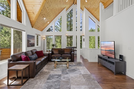Tv room: Stony Creek Secluded Lodge