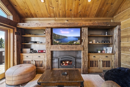 Tv room: Lakeview Mountaintop Chateau